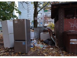 Odpadowy bałagan na ul. Zawadzkiego w Szczecinie