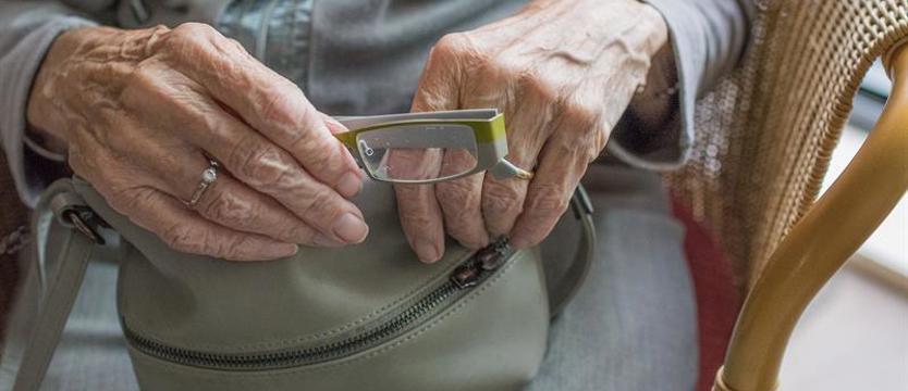 Jak dobrze mieć sąsiada policjanta. Pieniądze seniorki uratowane