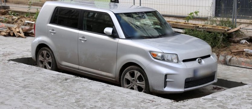Słynne, zabetonowane auto zniknęło z remontowanej ulicy w Łodzi