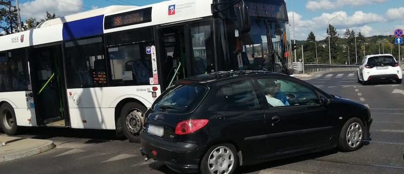 Autobus 53 zderzył się z samochodem osobowym w al. Wojska Polskiego