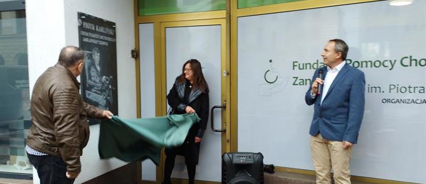 Piotr Karliński pozostał patronem Fundacji. Na pamiątkę tablica i dalsza praca