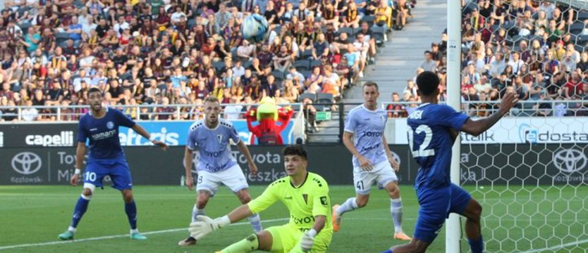 Piłka nożna. Honorowe pożegnanie Pogoni z pucharami