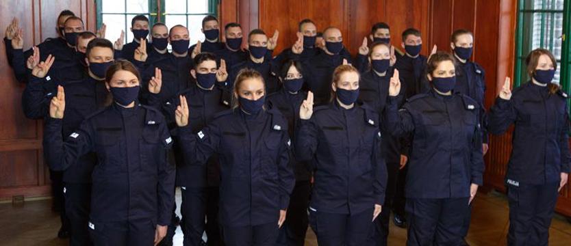 Awanse, odznaczenia i ślubowanie. Przybyło policjantów w regionie