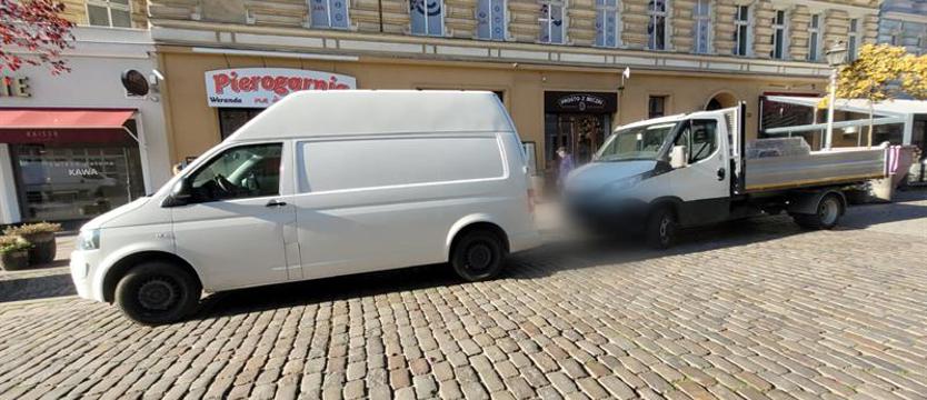 Deptak, czy parking? Samochody coraz śmielej wjeżdżają na Bogusława