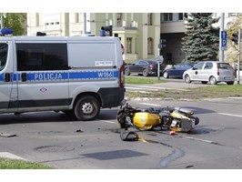 Zderzenie samochodu z motocyklem. Policja zabezpiecza miejsce zdarzenia