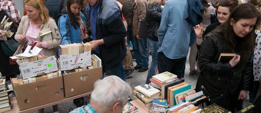 Książki m.in. Nosowskiej, Miłoszewskiego, Mroza. Kiermasz w Pleciudze
