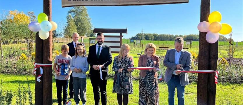 Labirynt z krzewów, ścieżki zmysłów i inne atrakcje