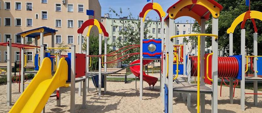 Kierowca demoluje plac zabaw przy ulicy Miedzianej