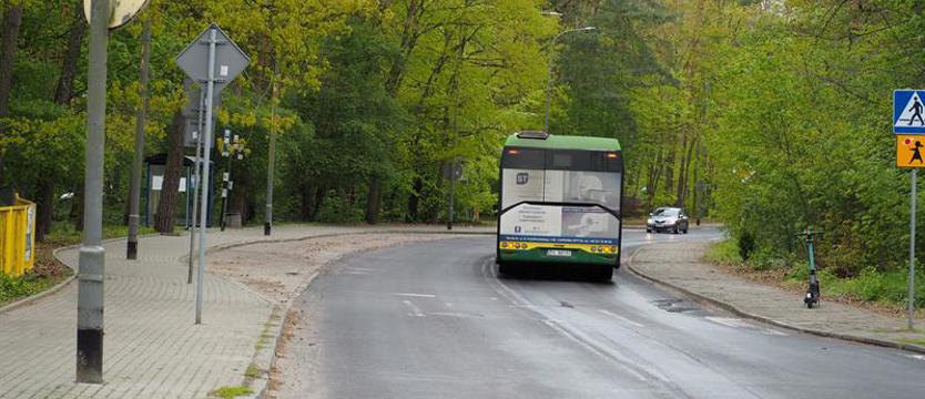 Ruszają z łataniem dziur. Zmiany na ul. Piłsudskiego w Policach