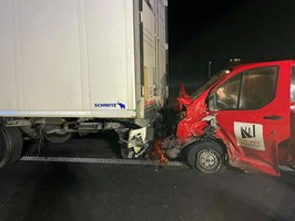 Zderzenie samochodów między Nowogardem a Płotami. Trzy osoby ranne
