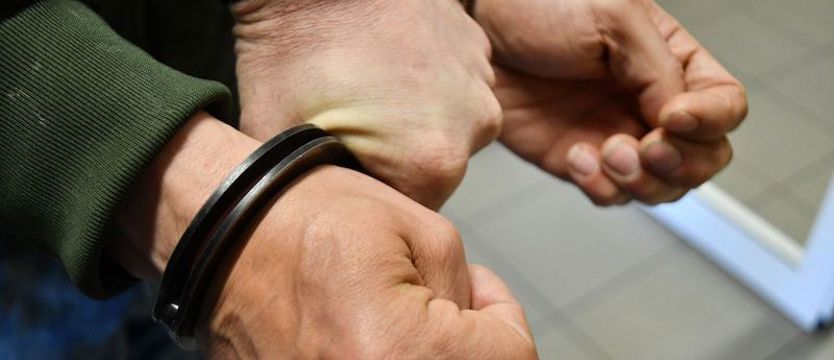 Brał towar i wychodził bez płacenia. Odważna sprzedawczyni powstrzymała rozbójnika