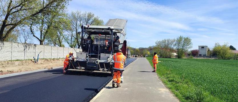 W Kluczewie już leją asfalt