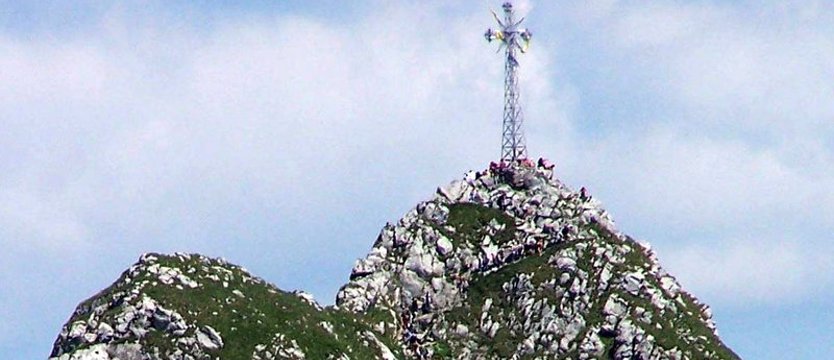 Turyści wspięli się na krzyż na Giewoncie. Policja poszukuje trzech mężczyzn