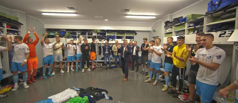 Piłka nożna. Szósta wygrana liderującej Kotwicy w dramatycznych okolicznościach!