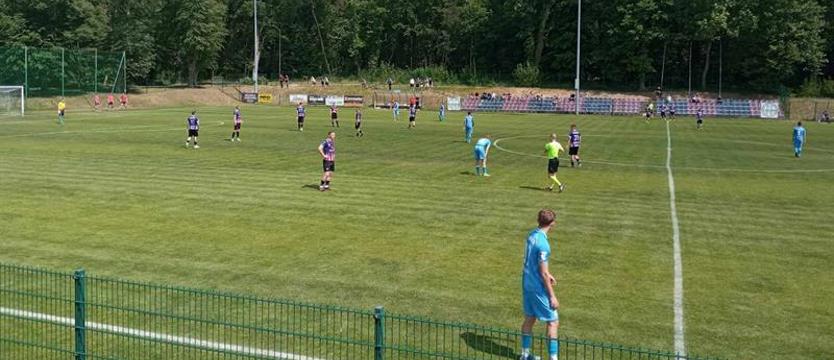 Piłka nożna. W czołówce IV ligi bez zmian