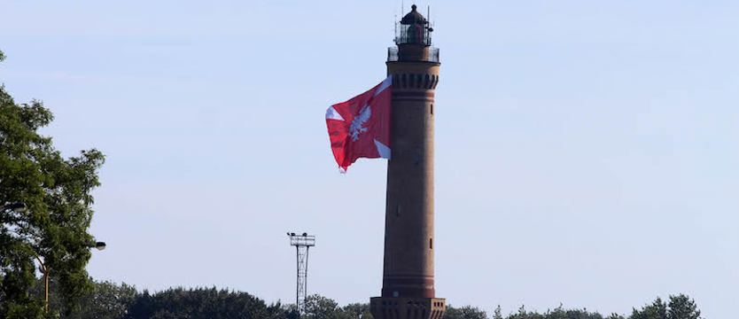 Imponująca chorągiew na latarni