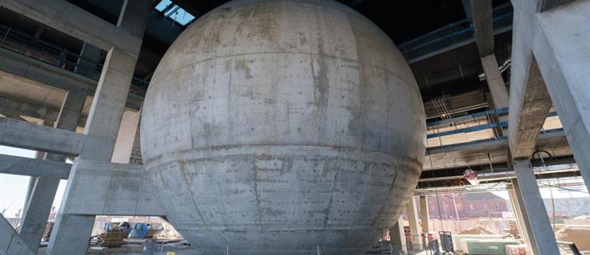 Widzów czeka wiele wypraw. Kosmos w żelbetowej kuli