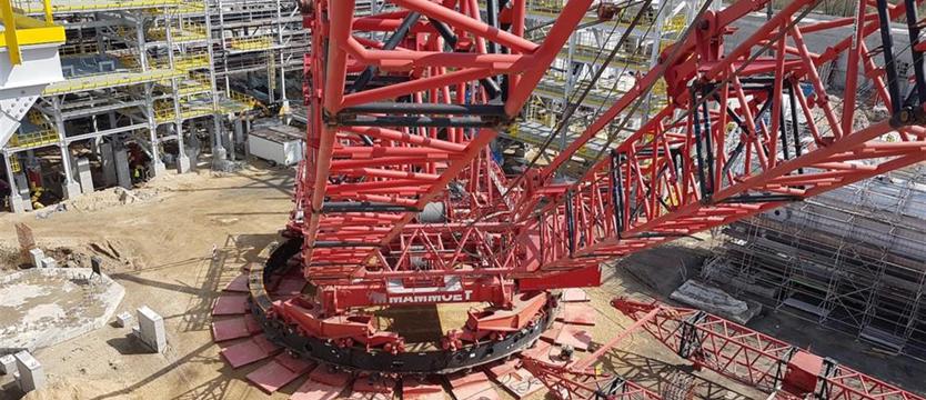 Olbrzymi dźwig na budowie Polimerów Police