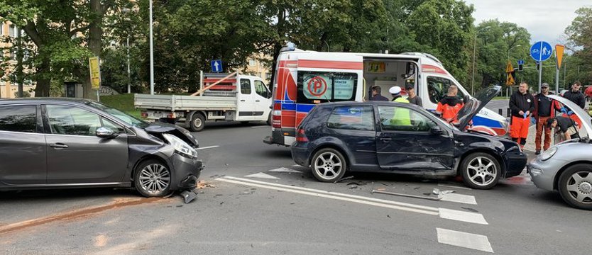 Zderzenie trzech samochodów przy filharmonii szczecińskiej